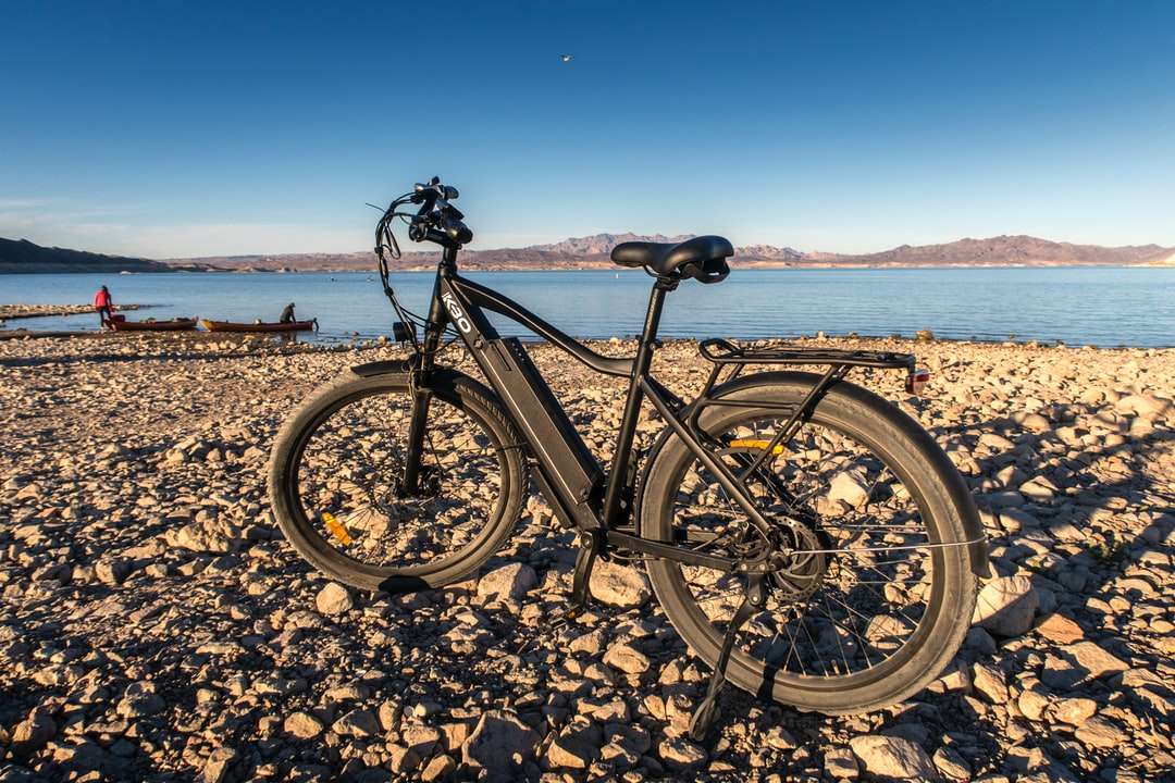 Fekete hegyi kerékpár barna homokban nappali online puzzle