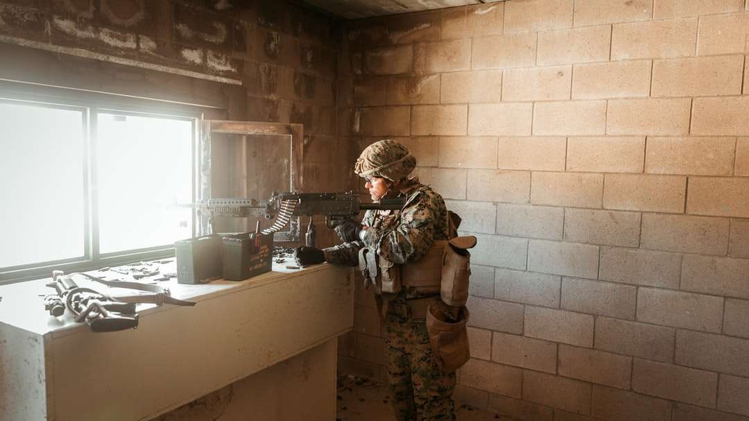 muž v maskovací uniformě drží pušku skládačky online