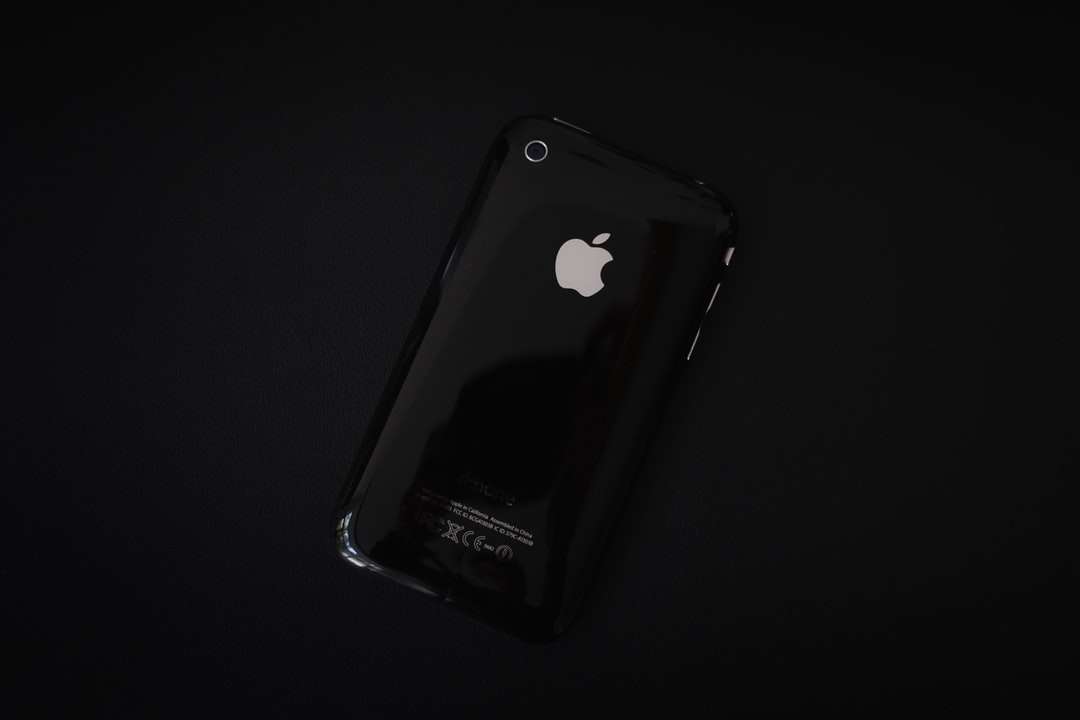 schwarzes iPhone 4 auf weißer Oberfläche Online-Puzzle