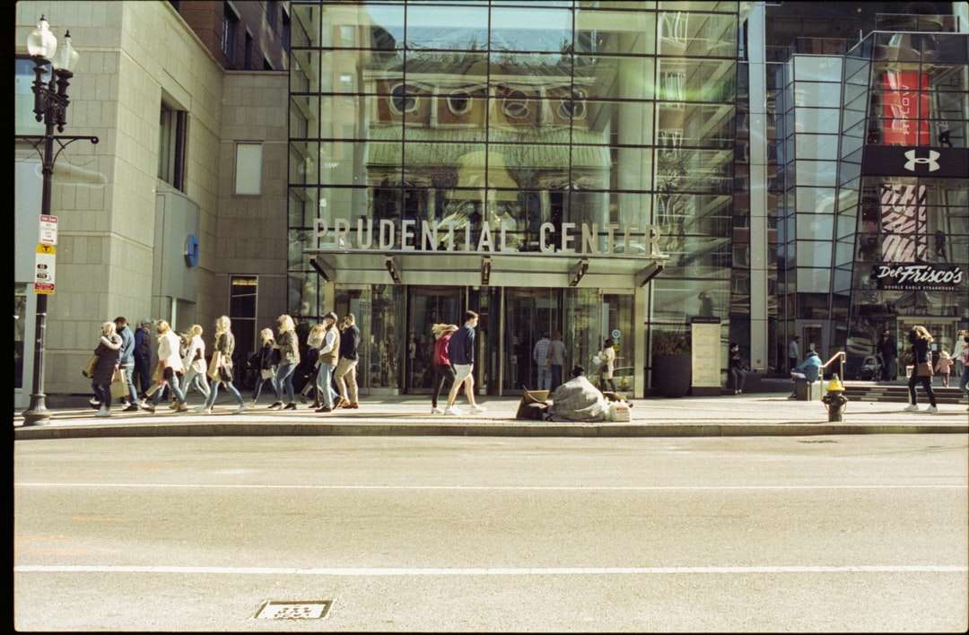 Хората ходене по пешеходна платна близо до сградата онлайн пъзел