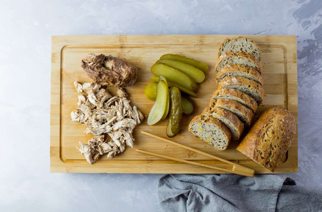 Skivad bröd med skivad gurka och vitlök Pussel online