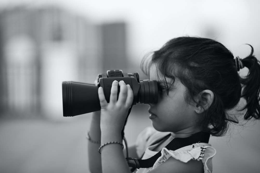 Grayscale foto van kind met een verrekijker online puzzel