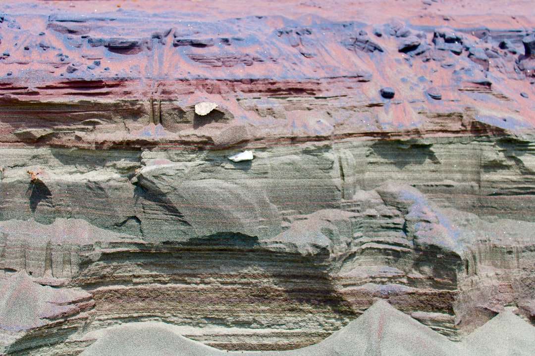 Corpo d'acqua vicino alla formazione di roccia grigia durante il giorno puzzle online