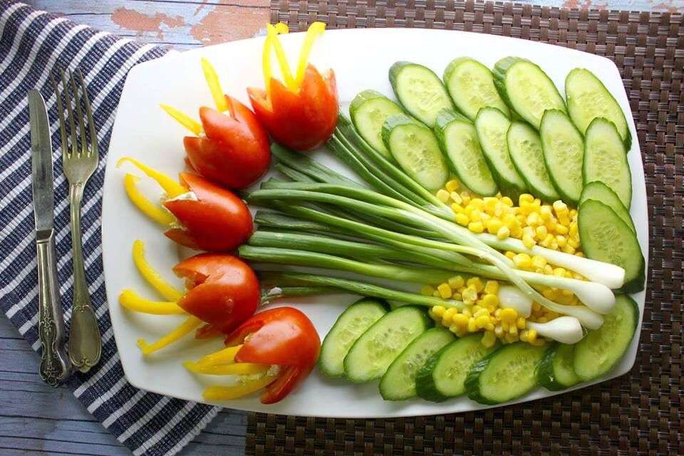 Овощи на тарелке пазл онлайн
