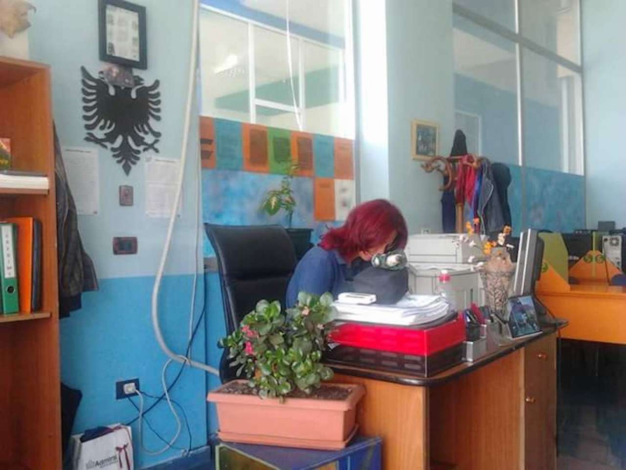 Menina em um escritório 2 quebra-cabeças online