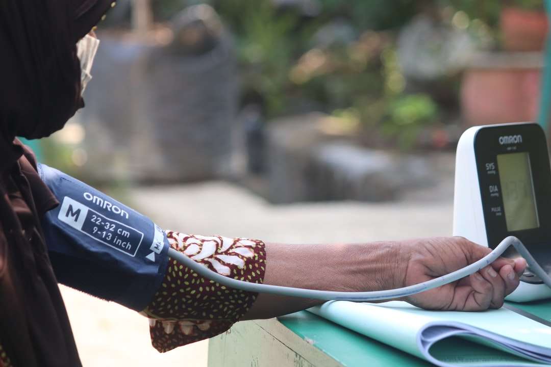 mulher de biquíni marrom e branco com estampa de leopardo quebra-cabeças online
