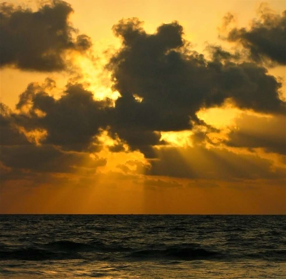 Cuerpo de agua bajo cielo nublado durante la puesta del sol. rompecabezas en línea
