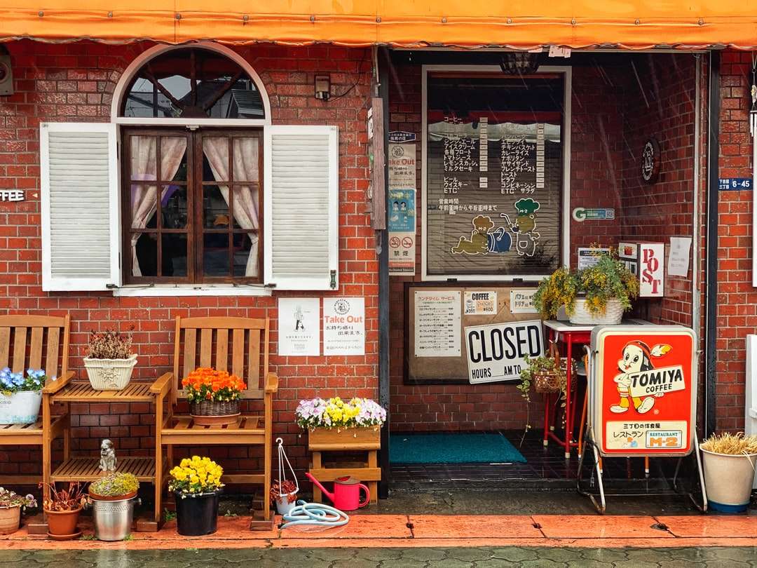 Vörös és fehér fából készült bolt virágokkal és növényekkel kirakós online