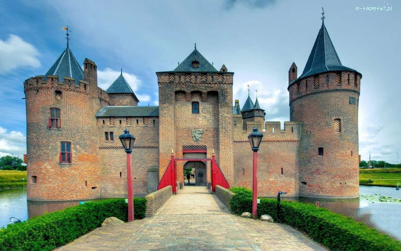 Castelul cu un pod în Olanda jigsaw puzzle online