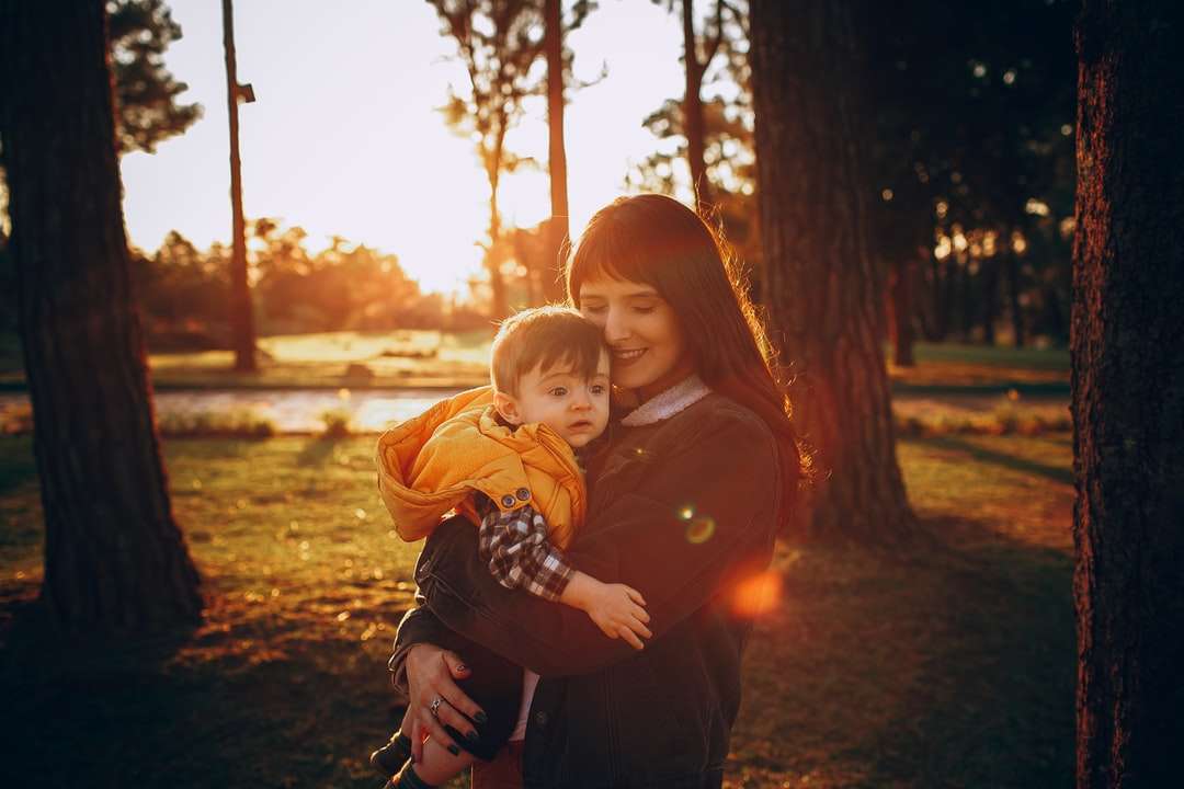 Kvinna i brun långärmad tröja som bär barn pussel på nätet