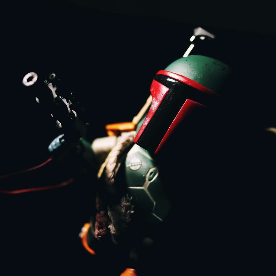röd och svart robot leksak pussel på nätet