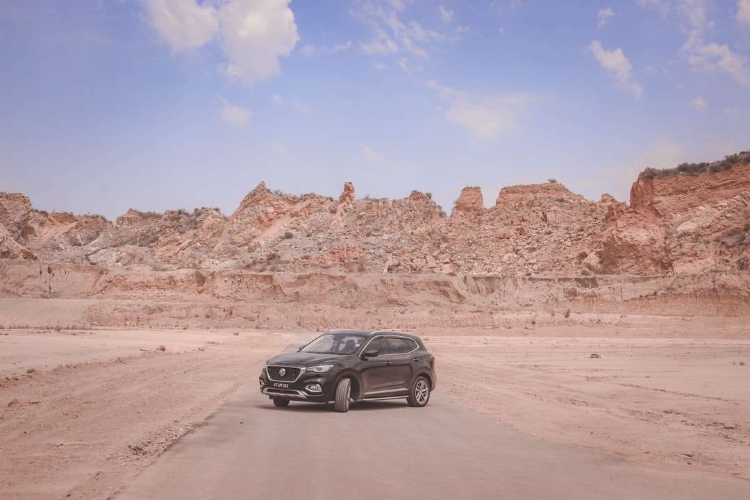 SUV nero sulla sabbia marrone puzzle online
