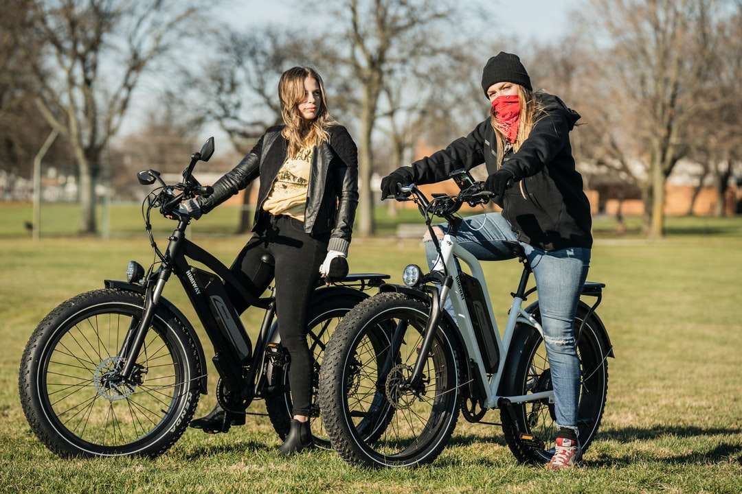 Жена в черно яке и синя деним дънки езда онлайн пъзел
