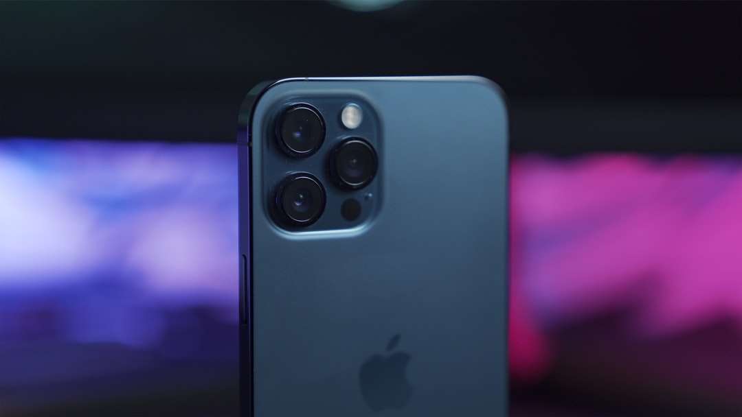 Zilveren iPhone 6 met blauw licht online puzzel