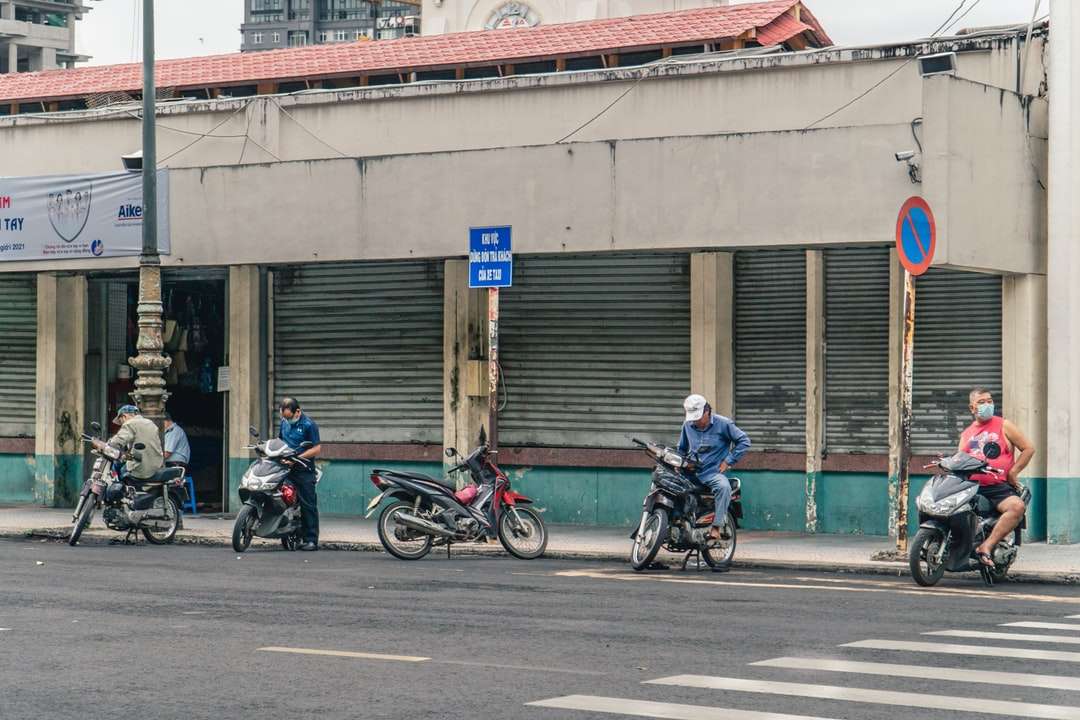 Οι άνθρωποι που οδηγούν ποδήλατα στο δρόμο κατά τη διάρκεια της ημέρας online παζλ