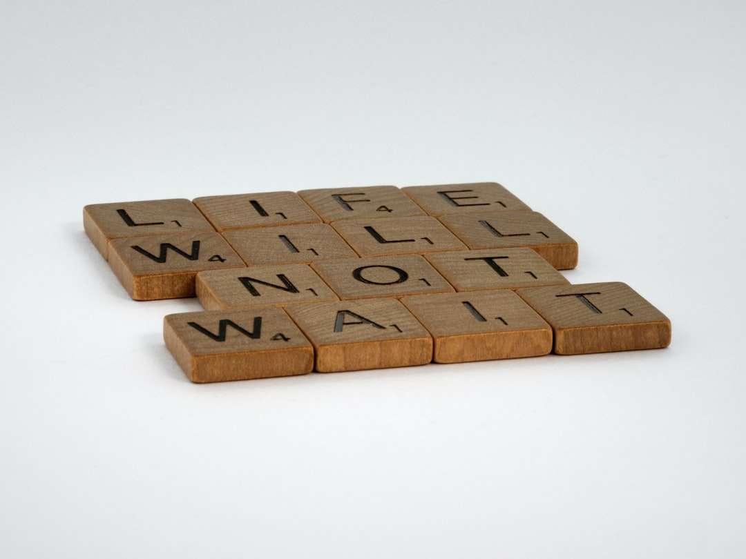 blocuri de lemn maro pe suprafata alba puzzle online