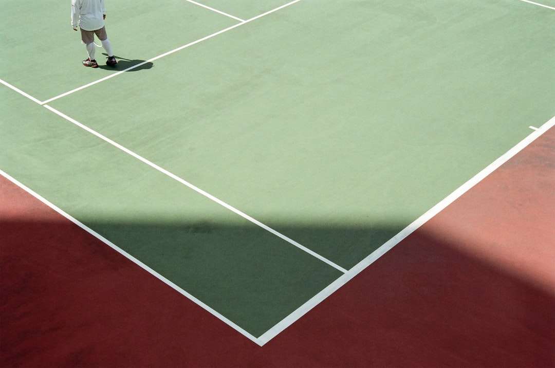 зеленый и красный теннисный корт онлайн-пазл