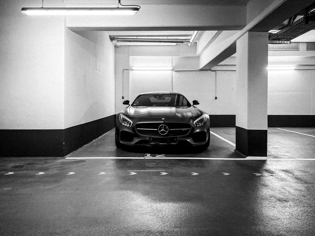 Grayscale fotografie de mașină parcată în tunel jigsaw puzzle online