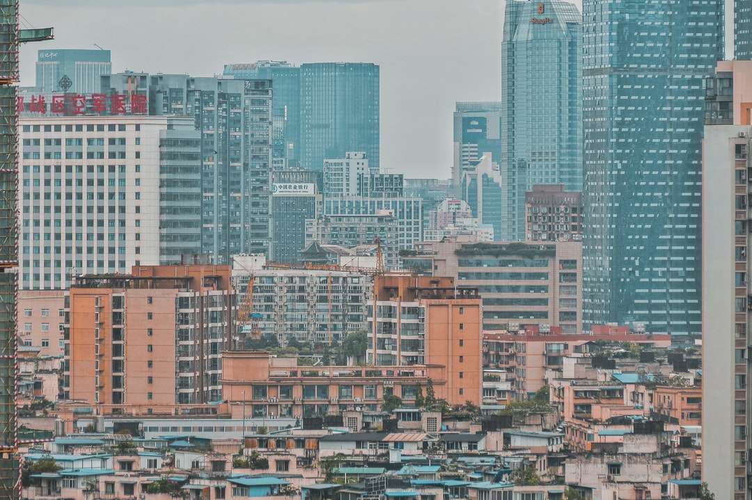oraș cu clădiri înalte în timpul zilei puzzle online