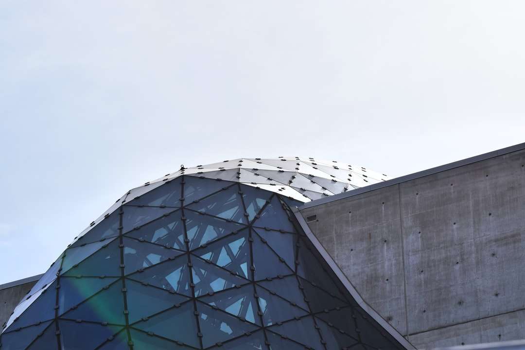 edifício de concreto cinza sob um céu branco durante o dia puzzle online