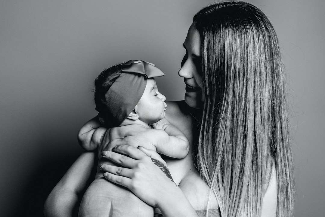 фото в градациях серого: женщина целует ребенка онлайн-пазл