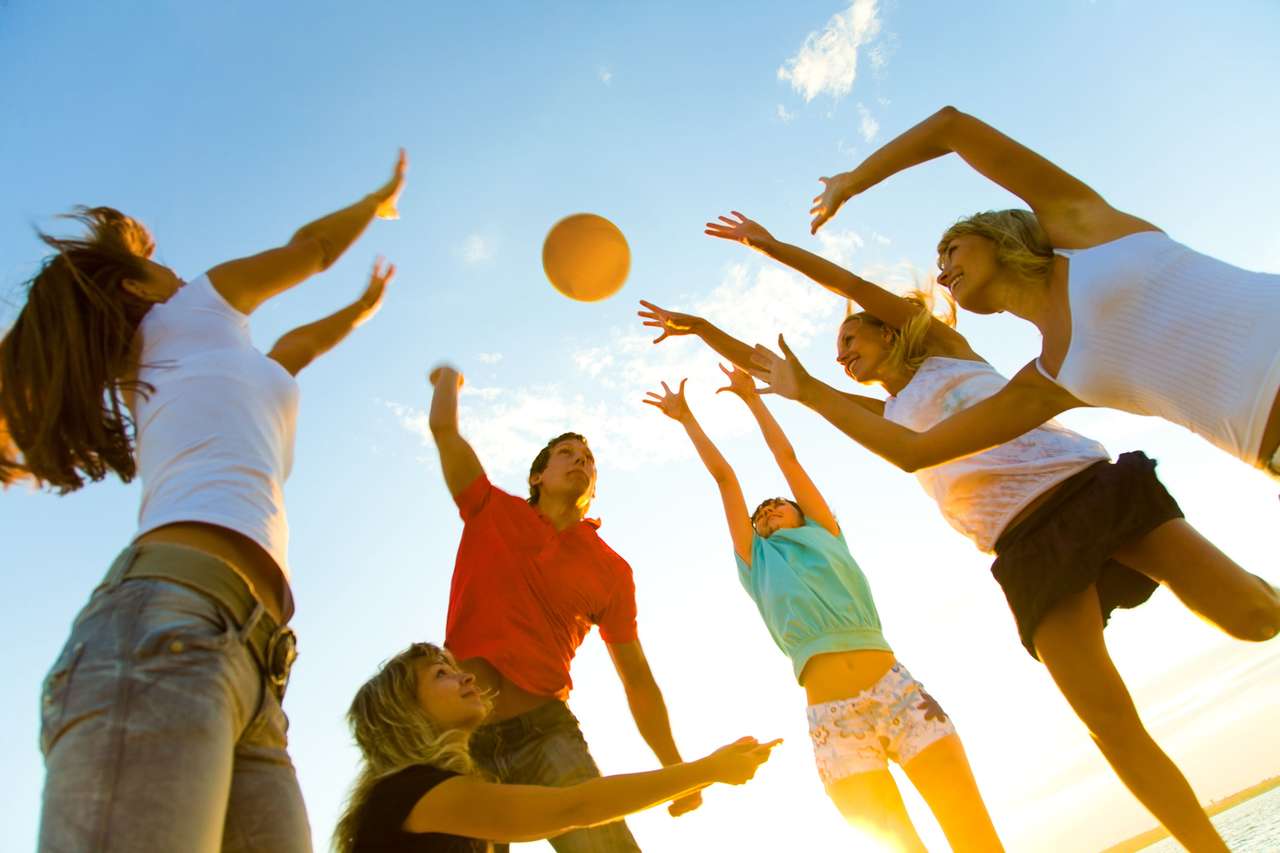 Jongeren op het strand spelen volleybal online puzzel