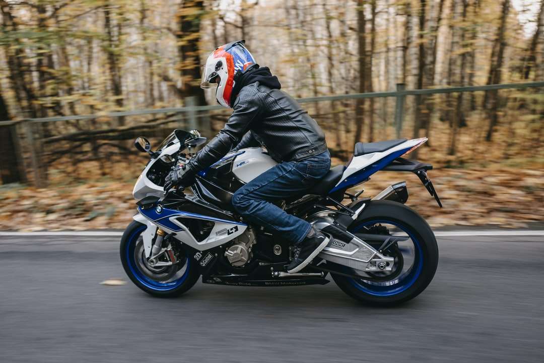 Hombre en traje de motocicleta azul y blanco. rompecabezas en línea