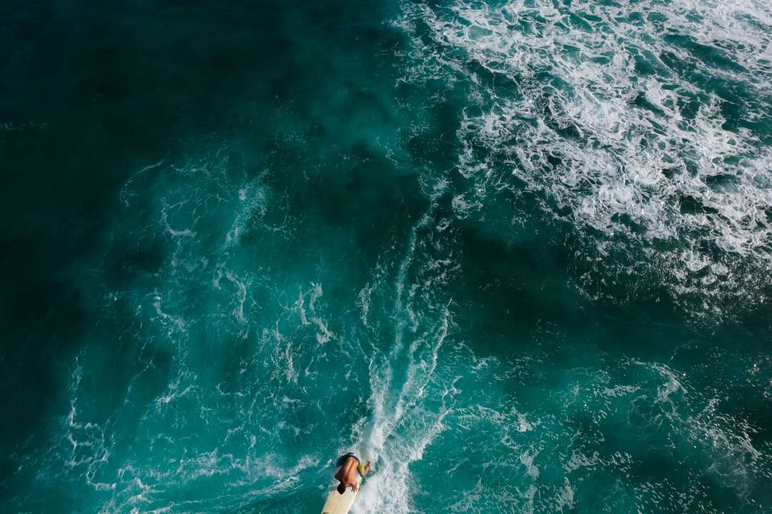 személy szörfözés a tenger hullámai napközben online puzzle
