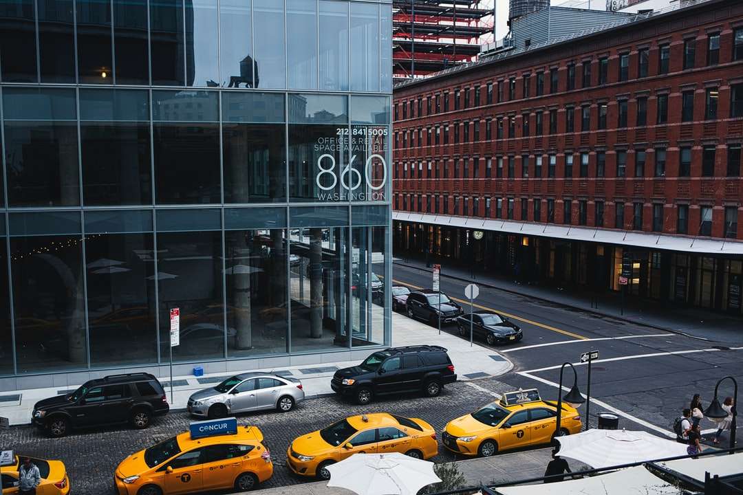 A barna épület előtt parkolt autók napközben kirakós online