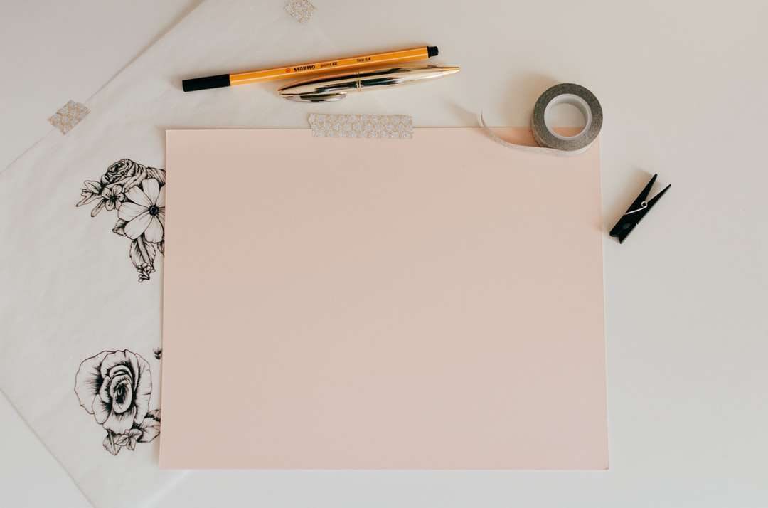 tableau blanc à côté du crayon et du ruban adhésif puzzle en ligne