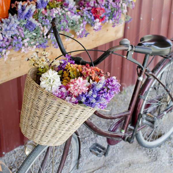 Λουλούδια σε ένα καλάθι ποδηλάτων παζλ online