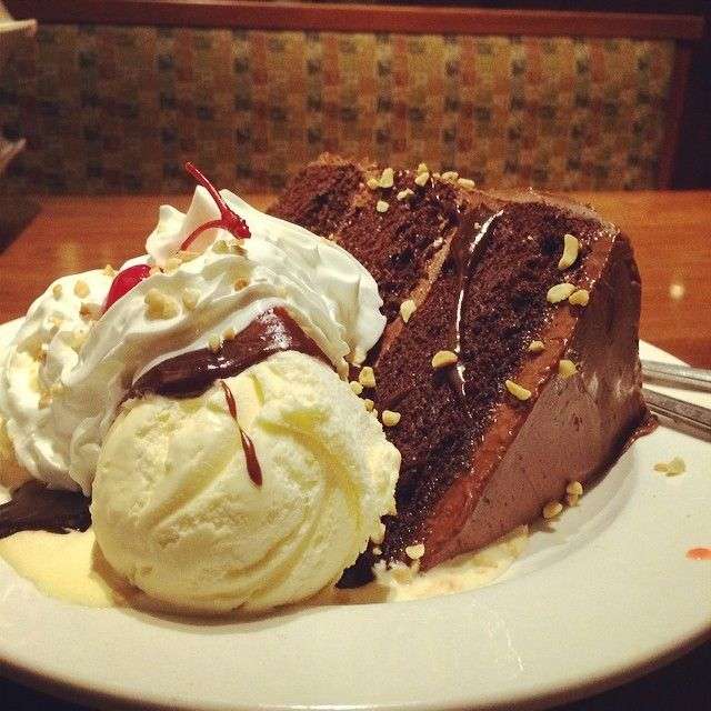 Un pedazo de pastel de chocolate con helado. rompecabezas en línea