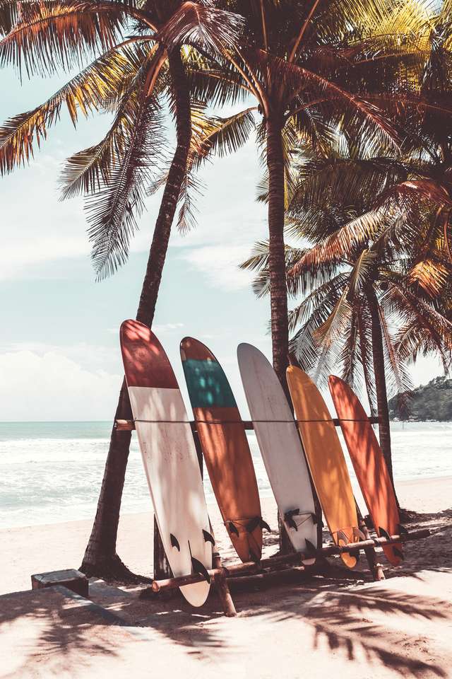 Planche de surf sur la plage puzzle en ligne