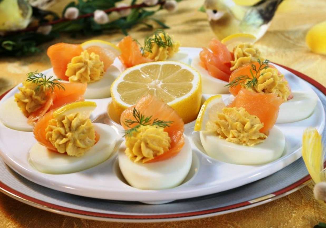 Huevos decorados en un plato rompecabezas en línea