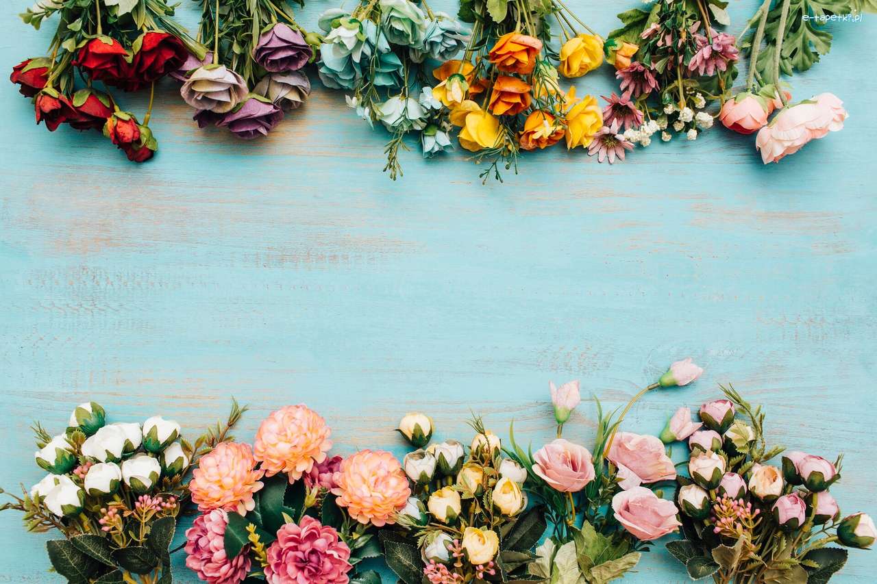 Blumen auf der blauen Tabelle Online-Puzzle