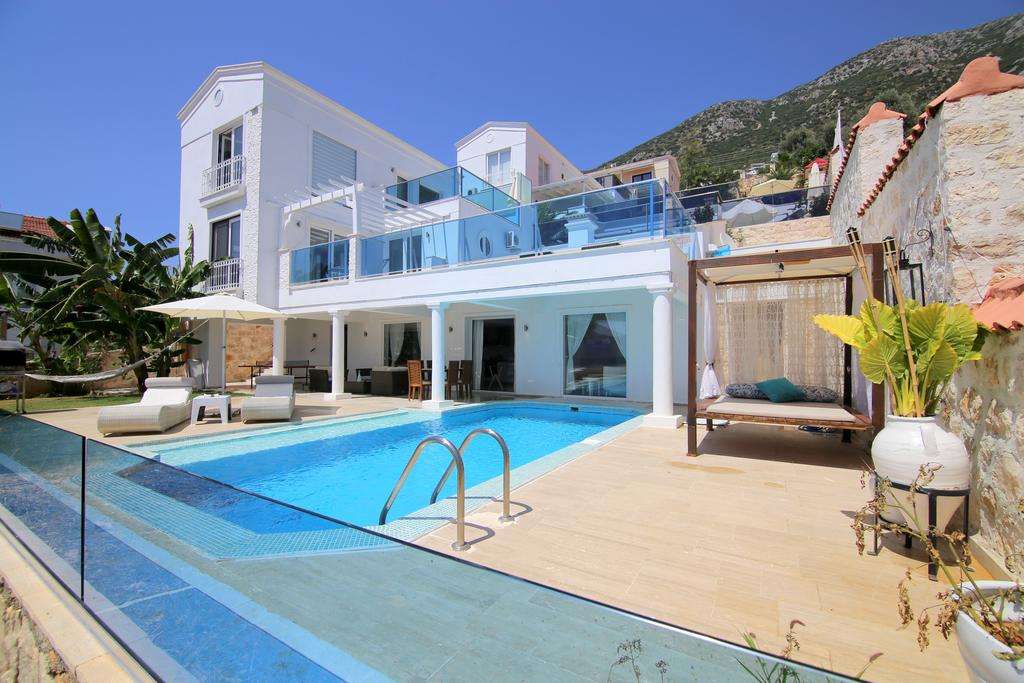 Villa met een zwembad in Turkije legpuzzel online