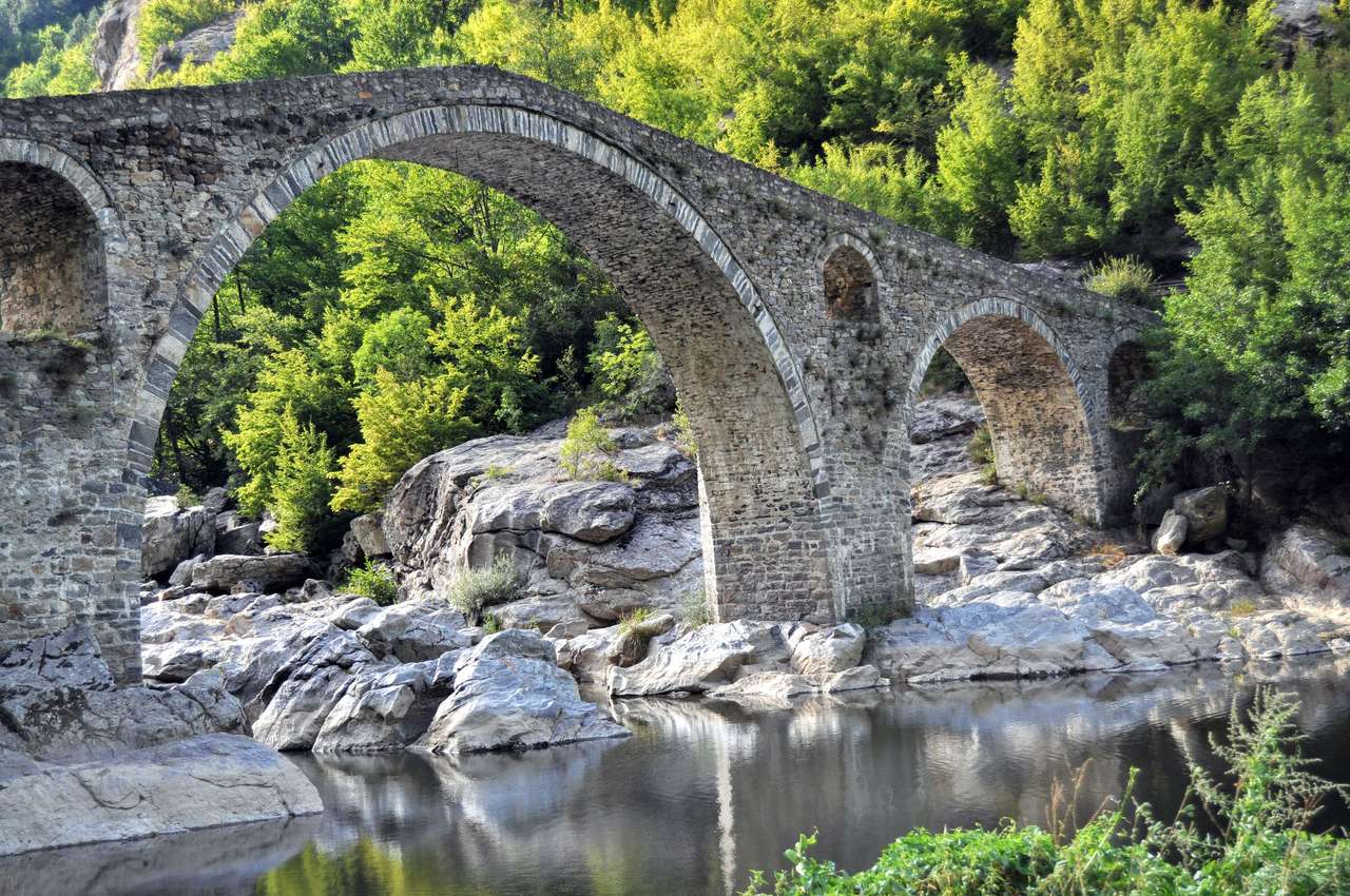 Арочный мост через реку Арда пазл онлайн