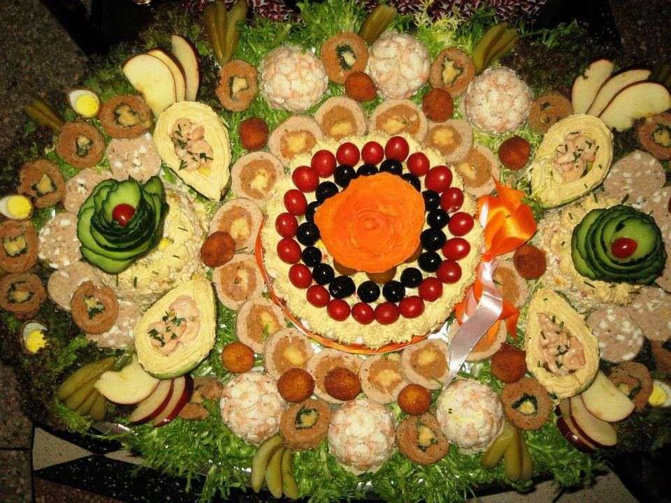 En dekorerad maträtt med mat pussel på nätet