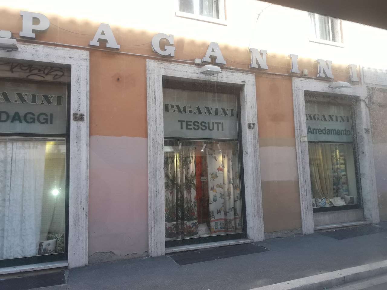 negozio a Roma пазл онлайн