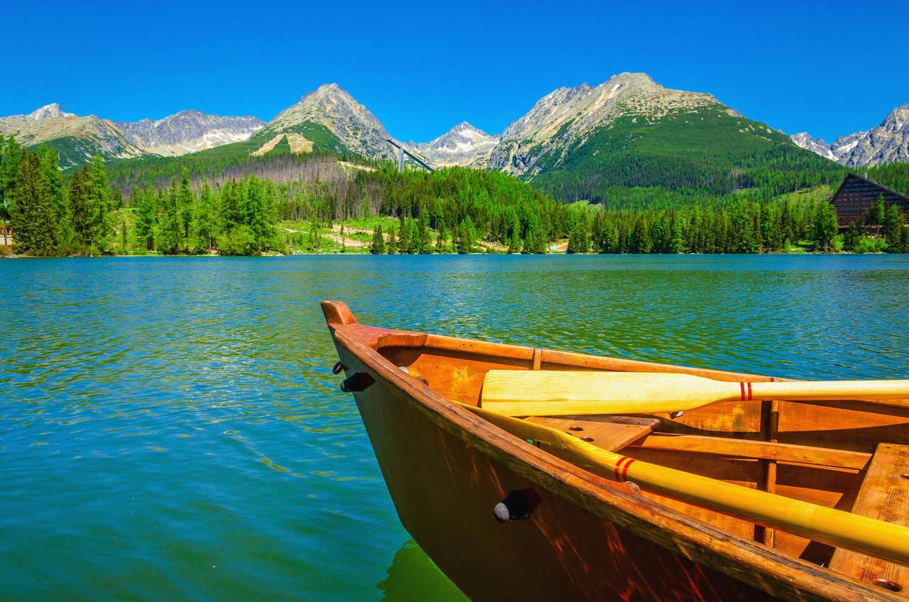 Hölzernes Boot auf einem Bergsee Online-Puzzle