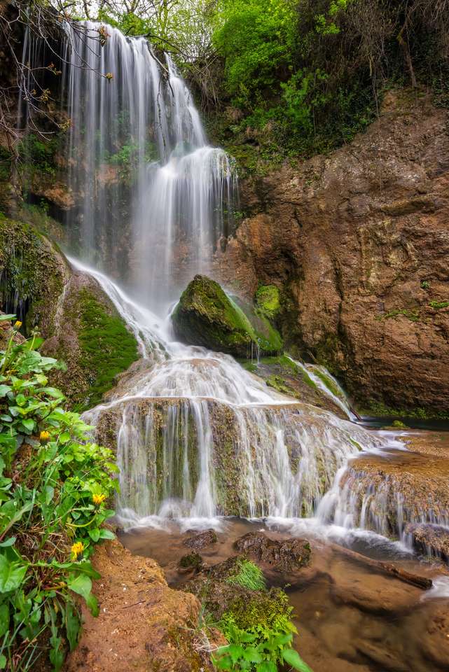 Красива гледка към водопад сред скалите онлайн пъзел