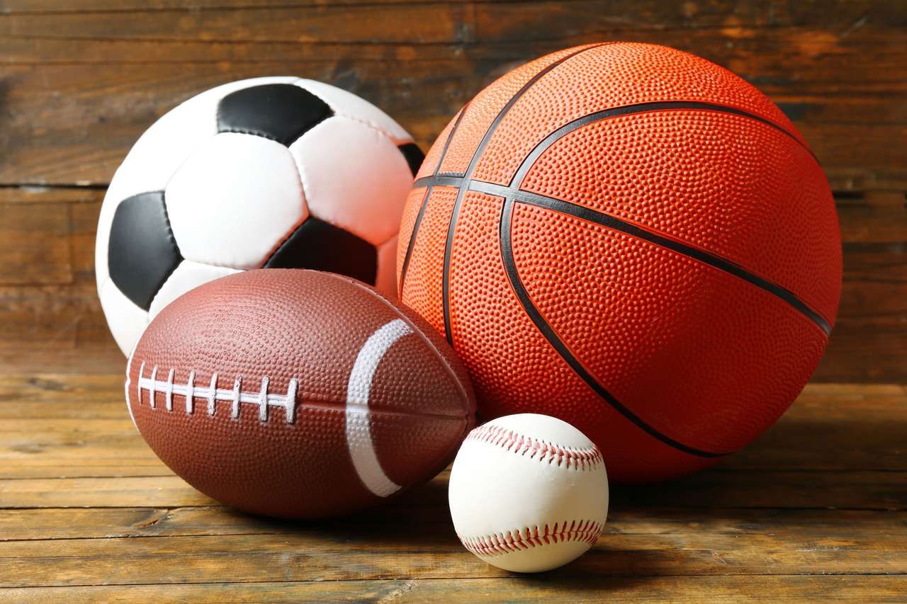 Bolas de deportes sobre fondo de madera rompecabezas en línea