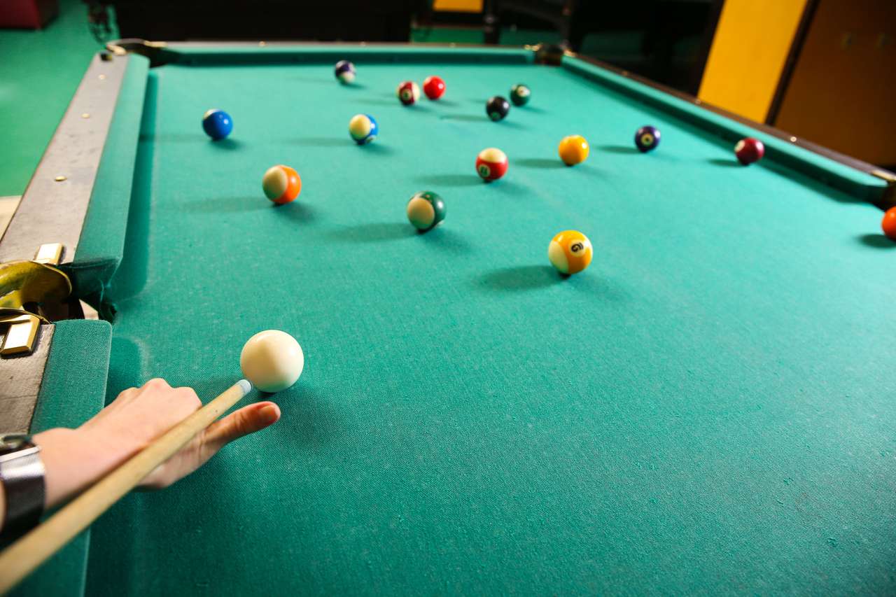 Jouer au billard dans un club puzzle en ligne