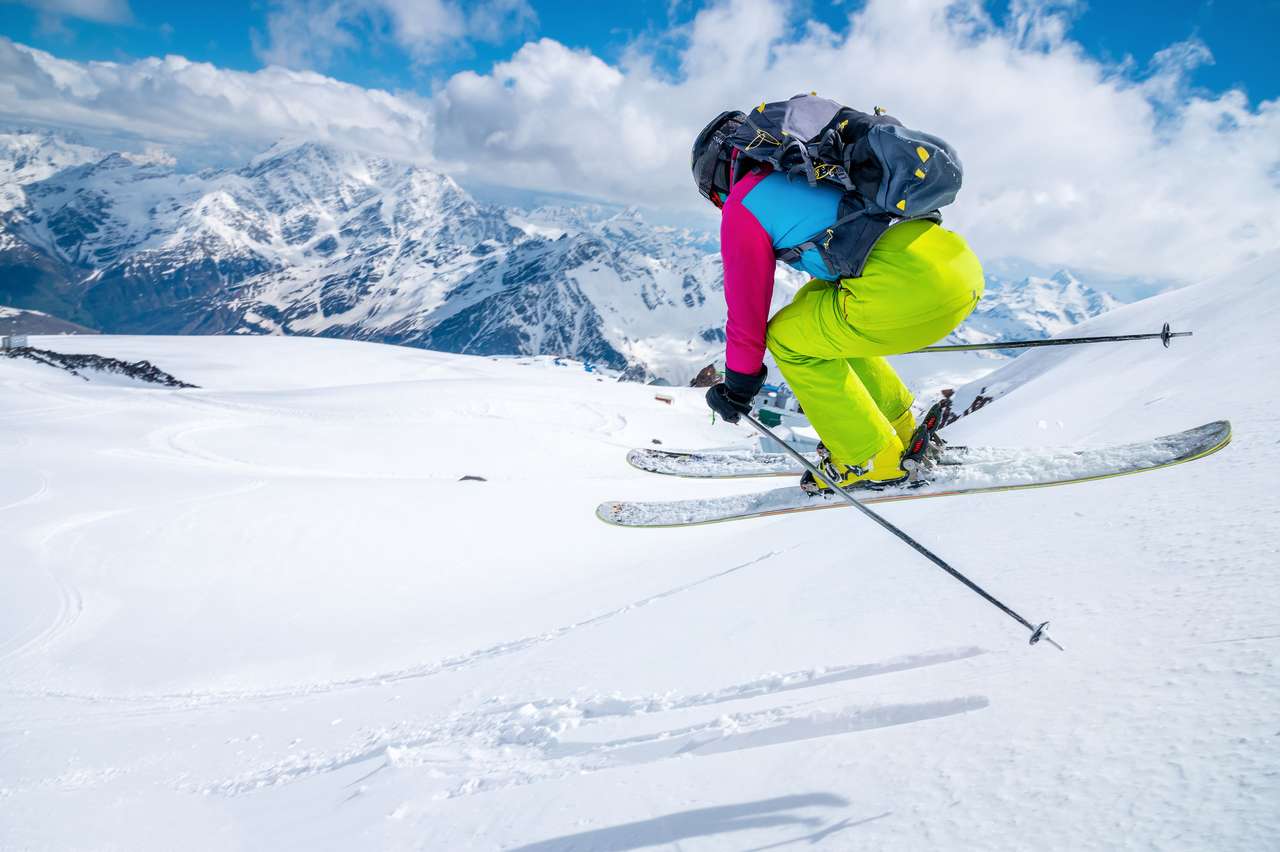 femme skieuse athlète fait un saut puzzle en ligne