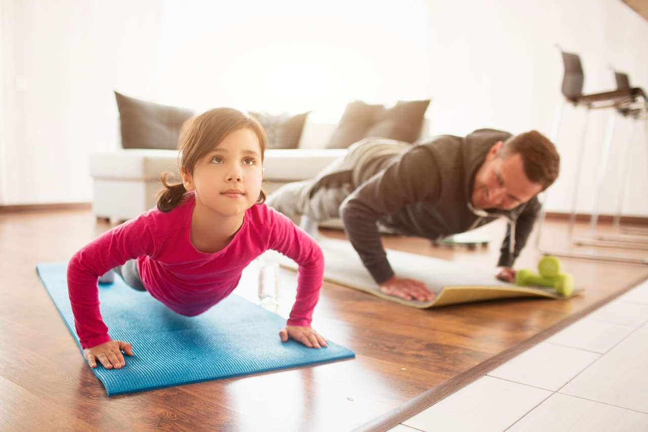 Vater und Tochter trainieren zu Hause Puzzlespiel online