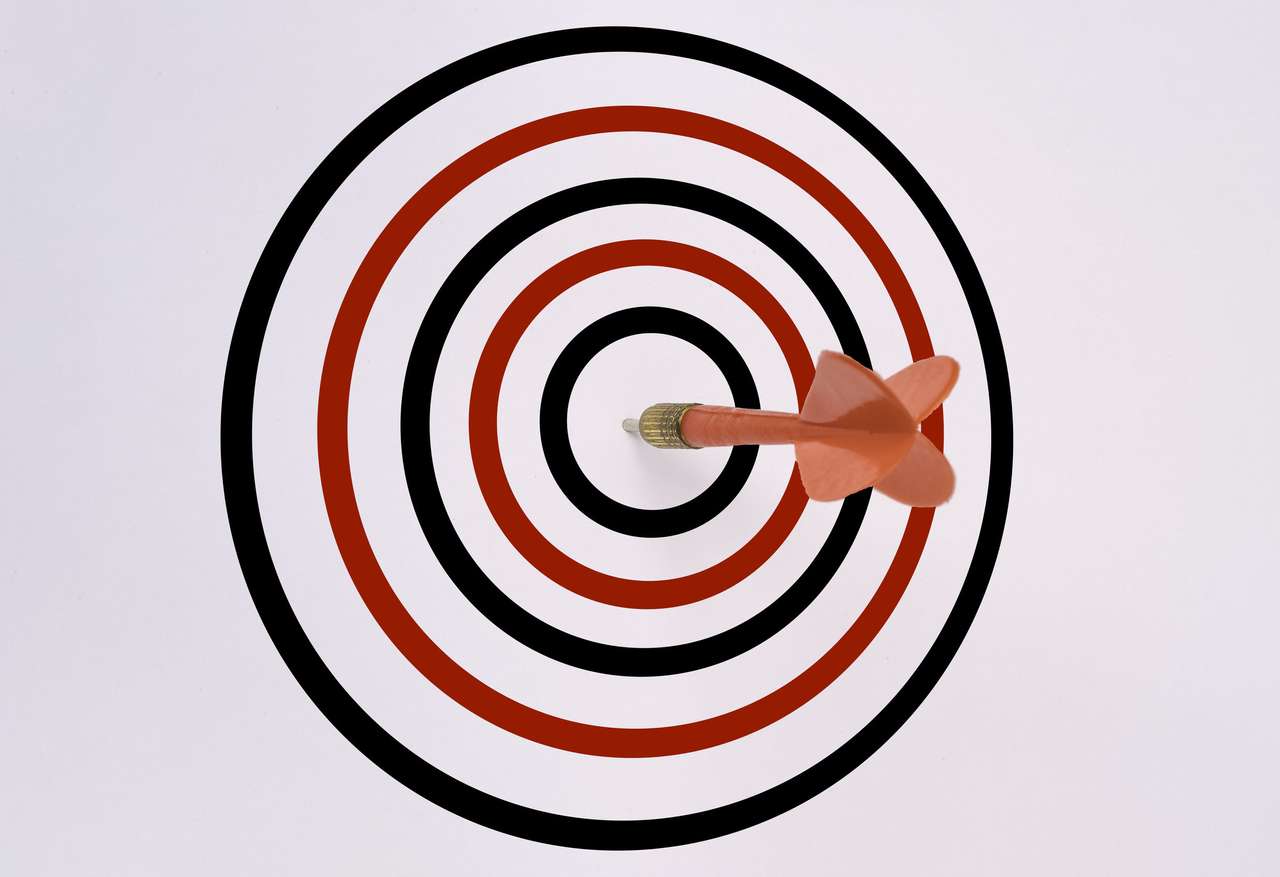 Red Dart Arrow Hit on Target online puzzel