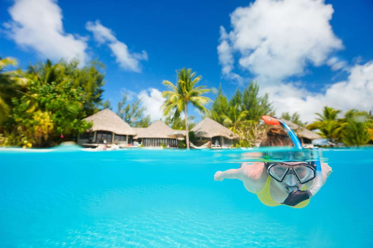Vrouw snorkelen in duidelijke tropische wateren legpuzzel online