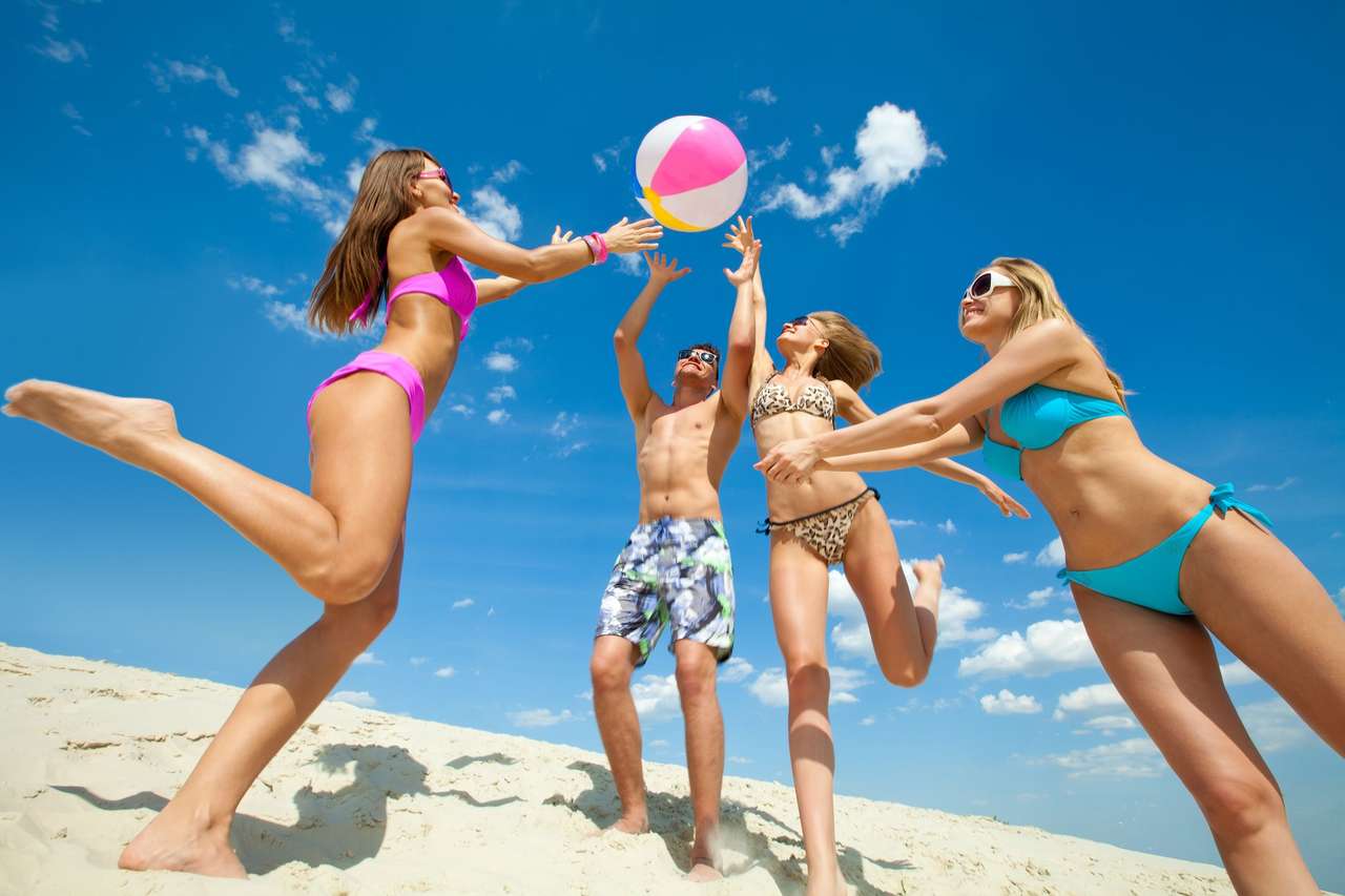 Fiatalok labdát játszanak a strandon online puzzle