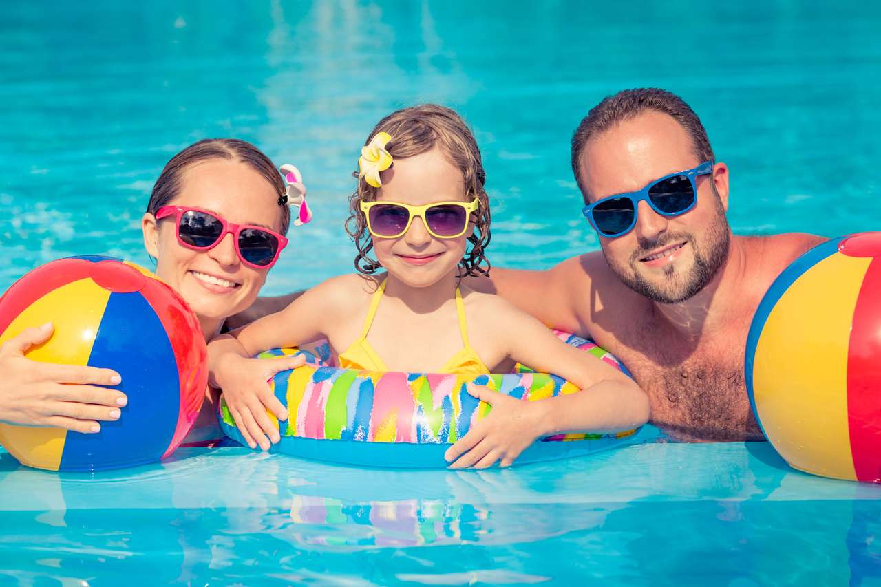Familia divirtiéndose en vacaciones de verano rompecabezas en línea