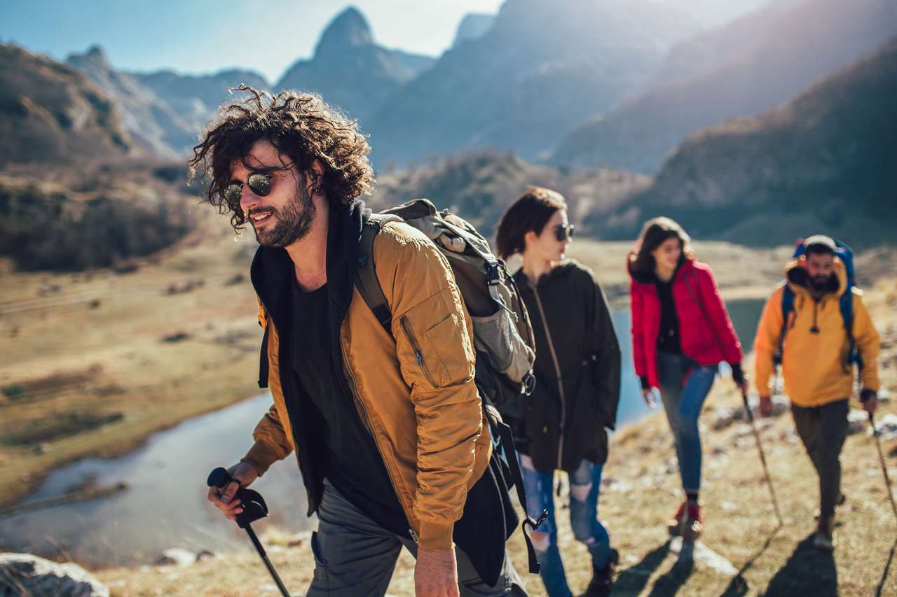 Grupo de caminhantes andando em uma montanha quebra-cabeças online
